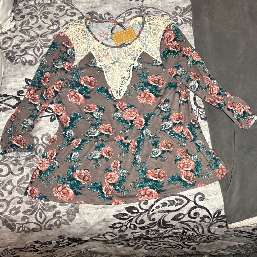 Entro Floral Lace Accent Top - Pink, Green, Cream